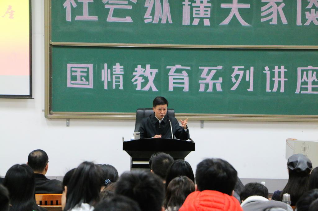 广西壮族自治区党委宣传部常务副部长、必赢官网必赢bwin官方网站院长唐华为西大学子“解疑释惑”